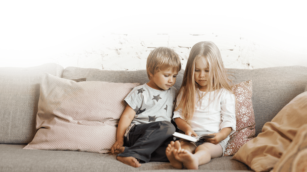 Zwei Kinder lesen in einem Buch.